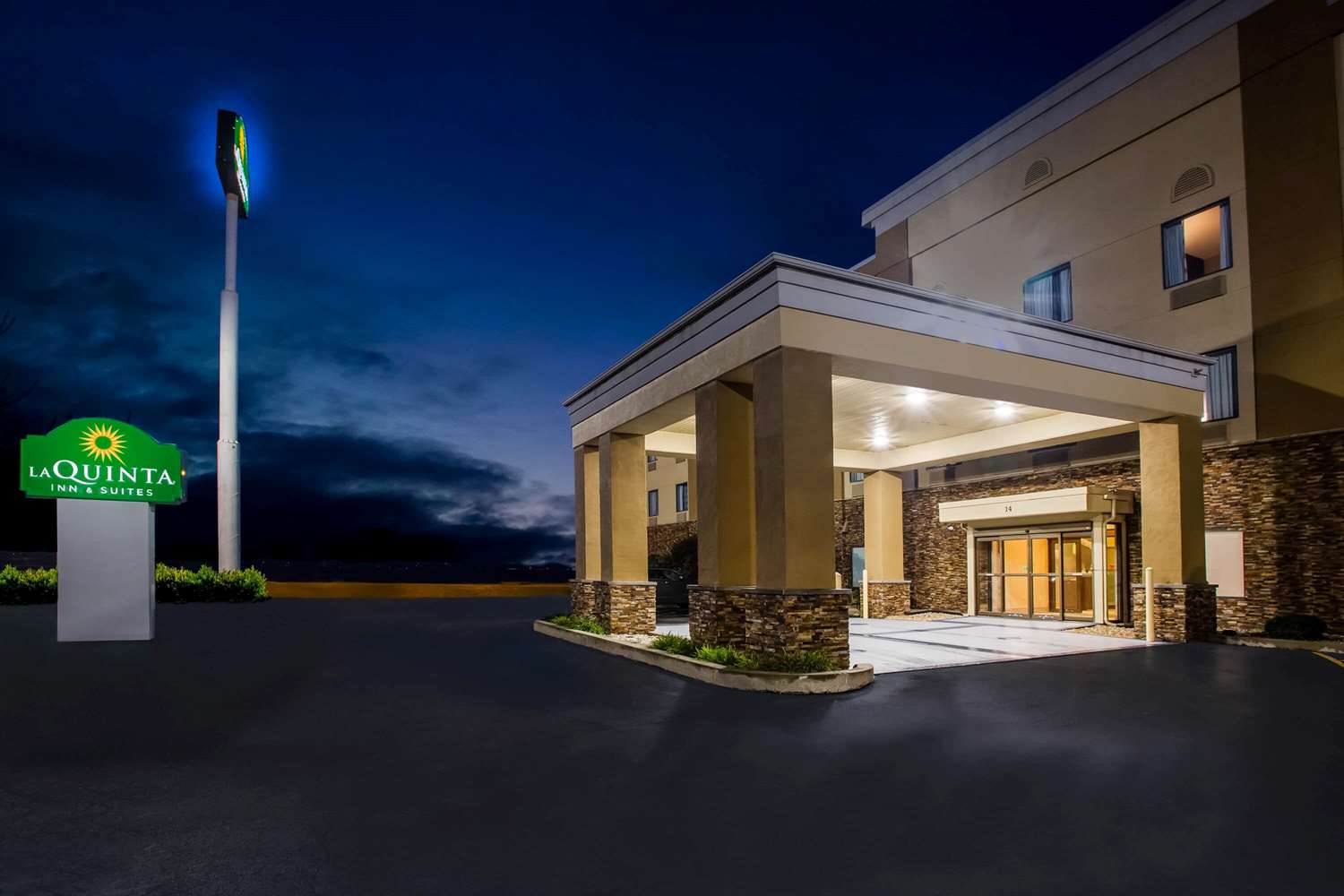 La Quinta Inn & Suites by Wyndham Pontoon Beach 2/37
