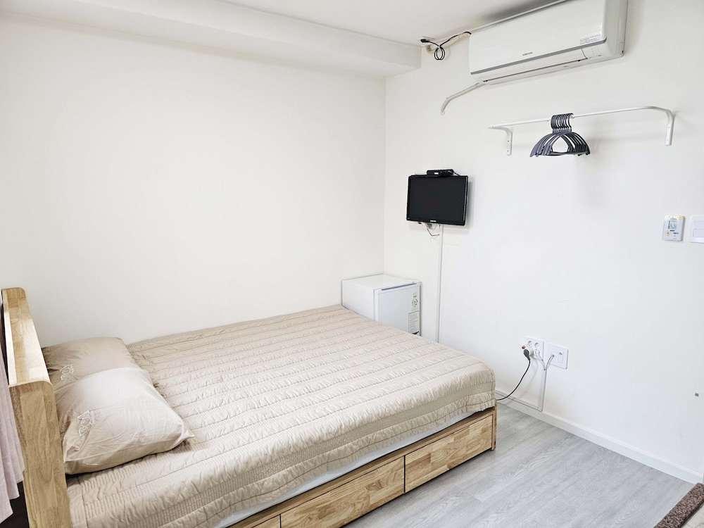 ROOM, DOUBLE BED