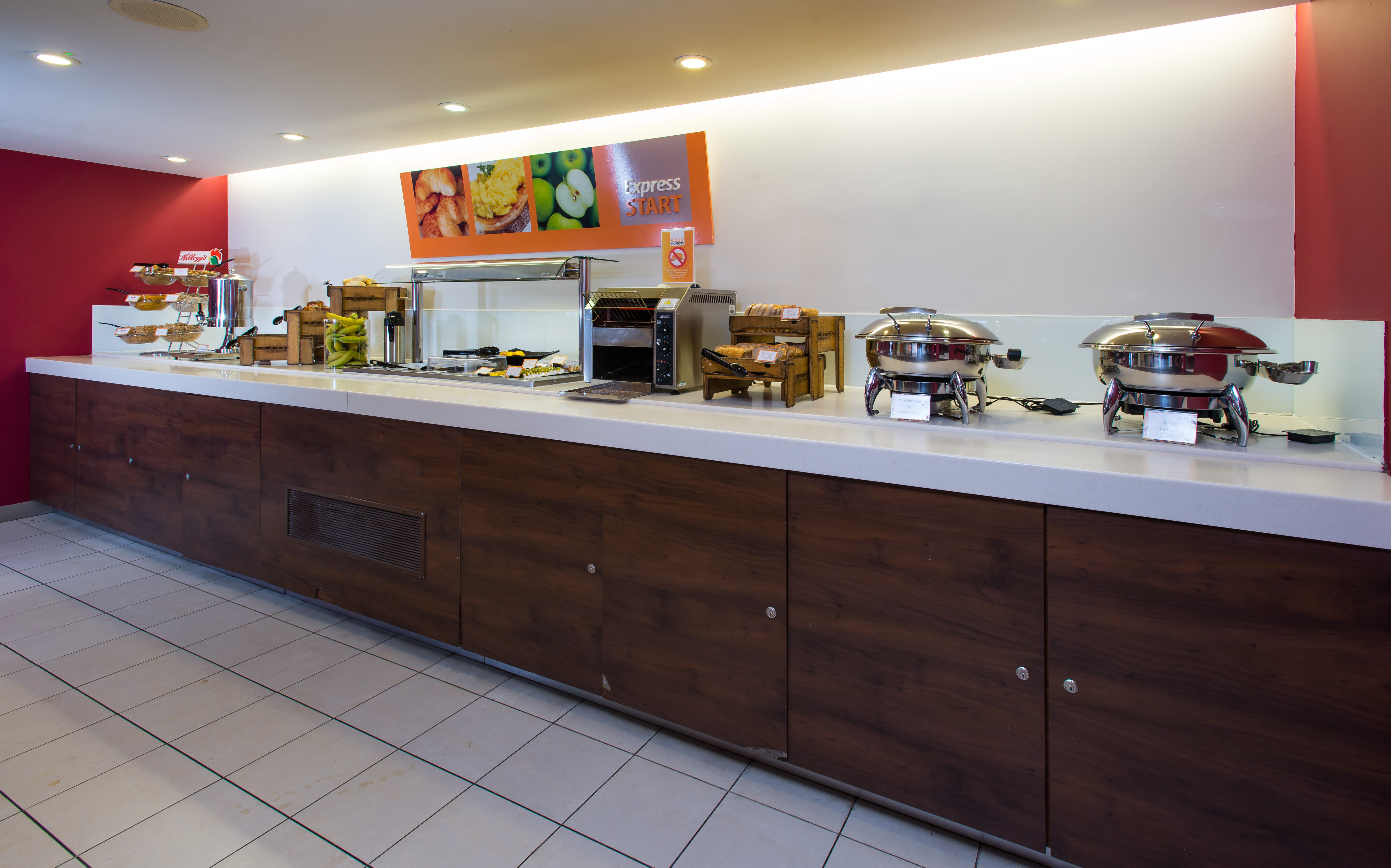 Holiday Inn Express East Midlands Airport 2/20