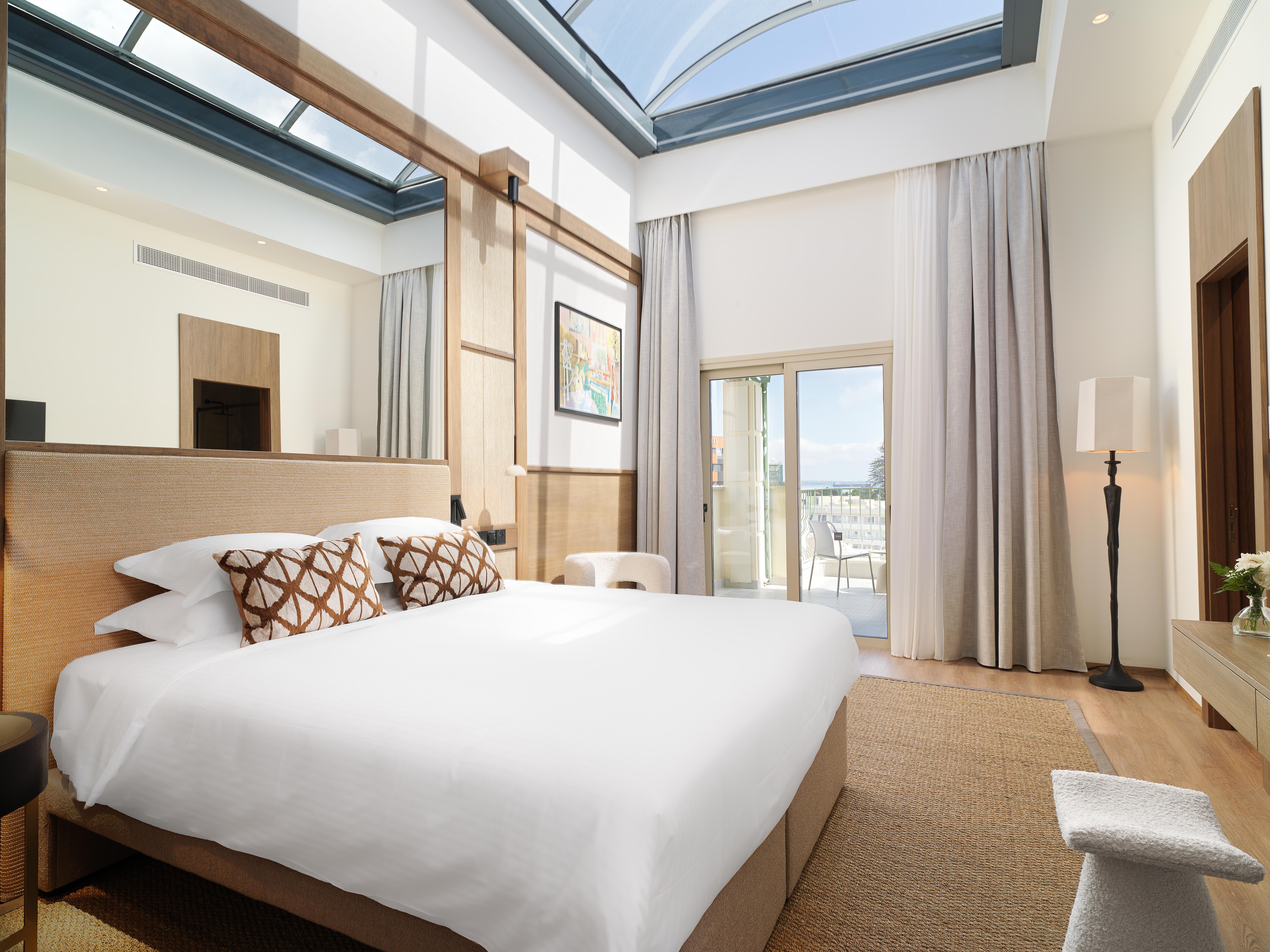 Skylight Suite with Outdoor Hot Tub