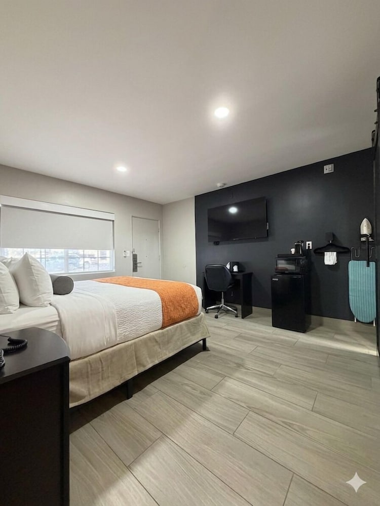 DELUXE, KING BED, ACCESSIBLE