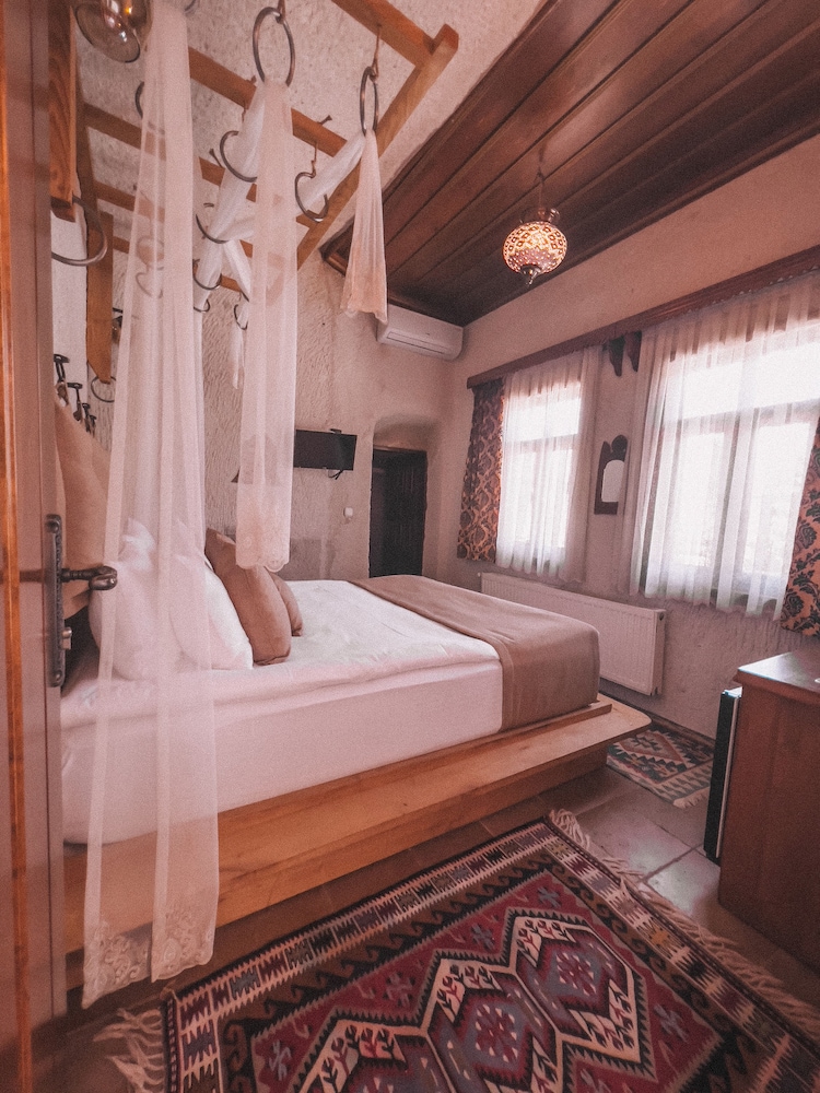 ROOM, DOUBLE BED, SMALL