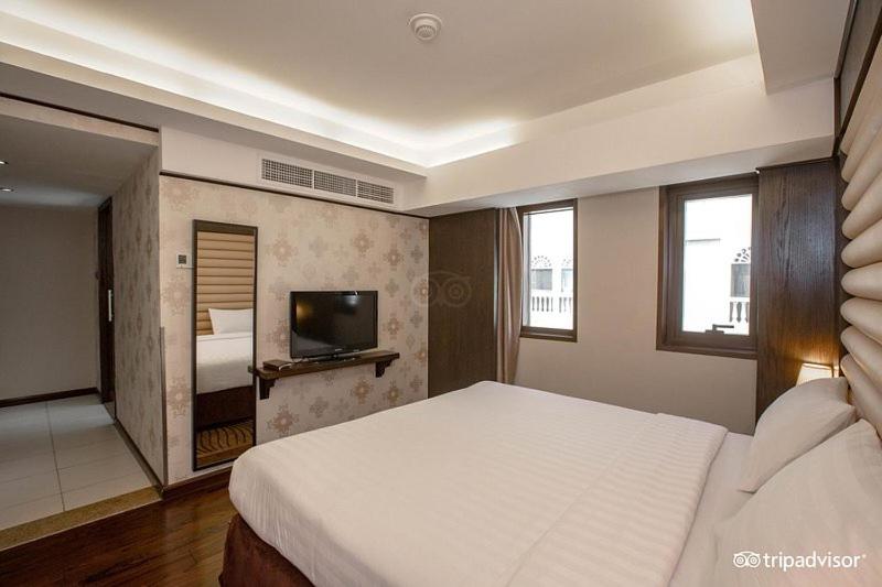 Executive, Suite