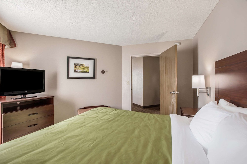 Quality Inn & Suites Lawrence - University Area 17/39