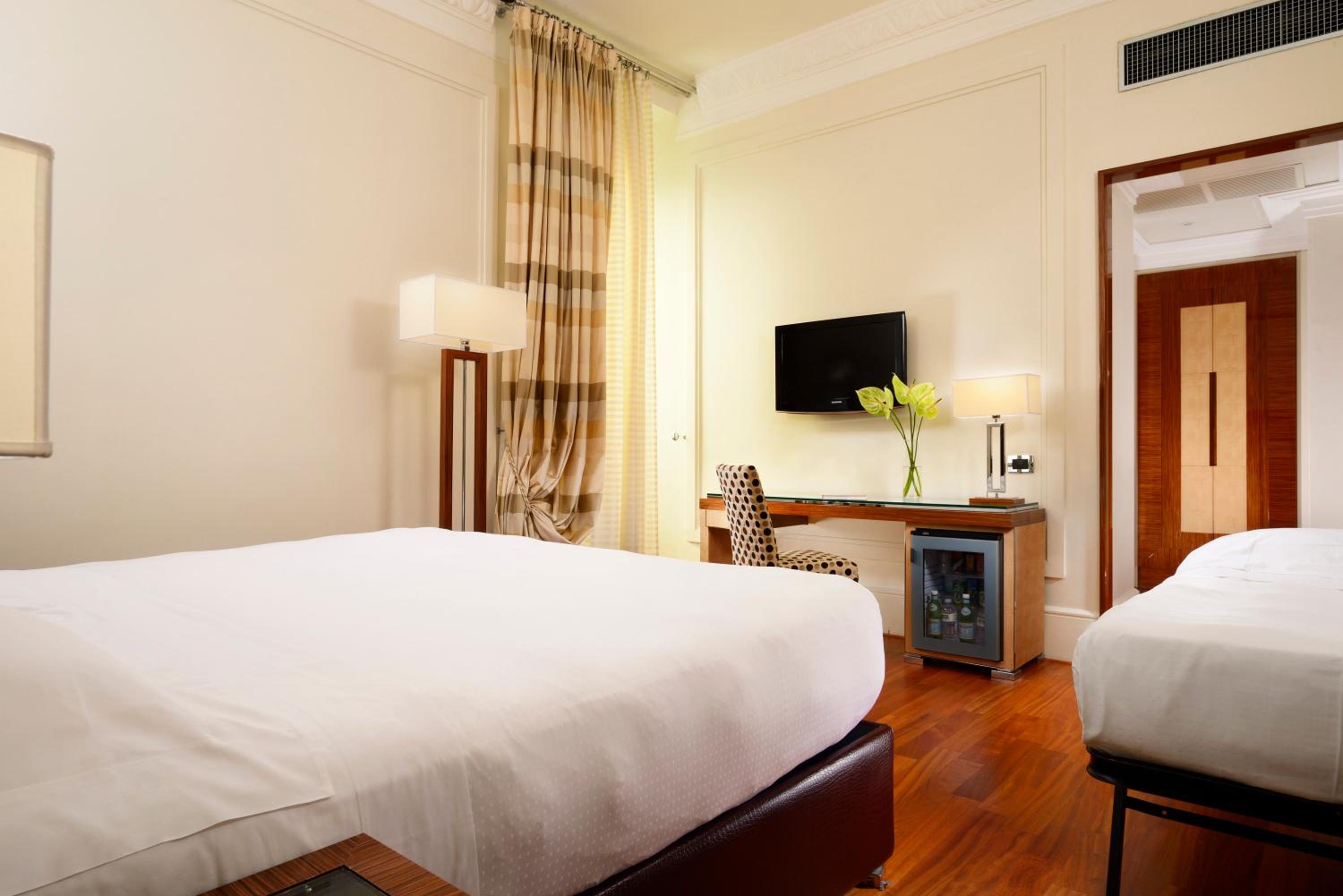 غرفة سوبيريور ثلاثية بسرير كوين وسرير فردي، UNAHOTELS Deco Roma 3/7