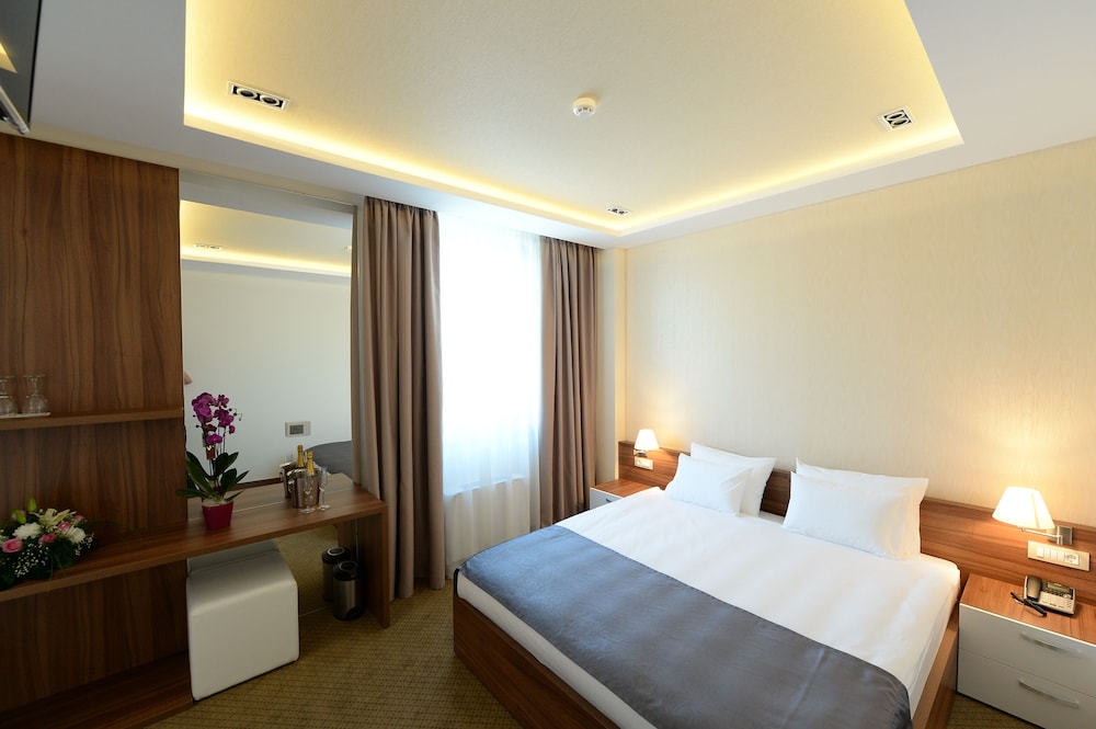 Hotel Hedonic 18/50