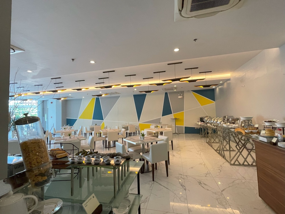 Golden Peak Hotel and Suites powered by Cocotel 55/63