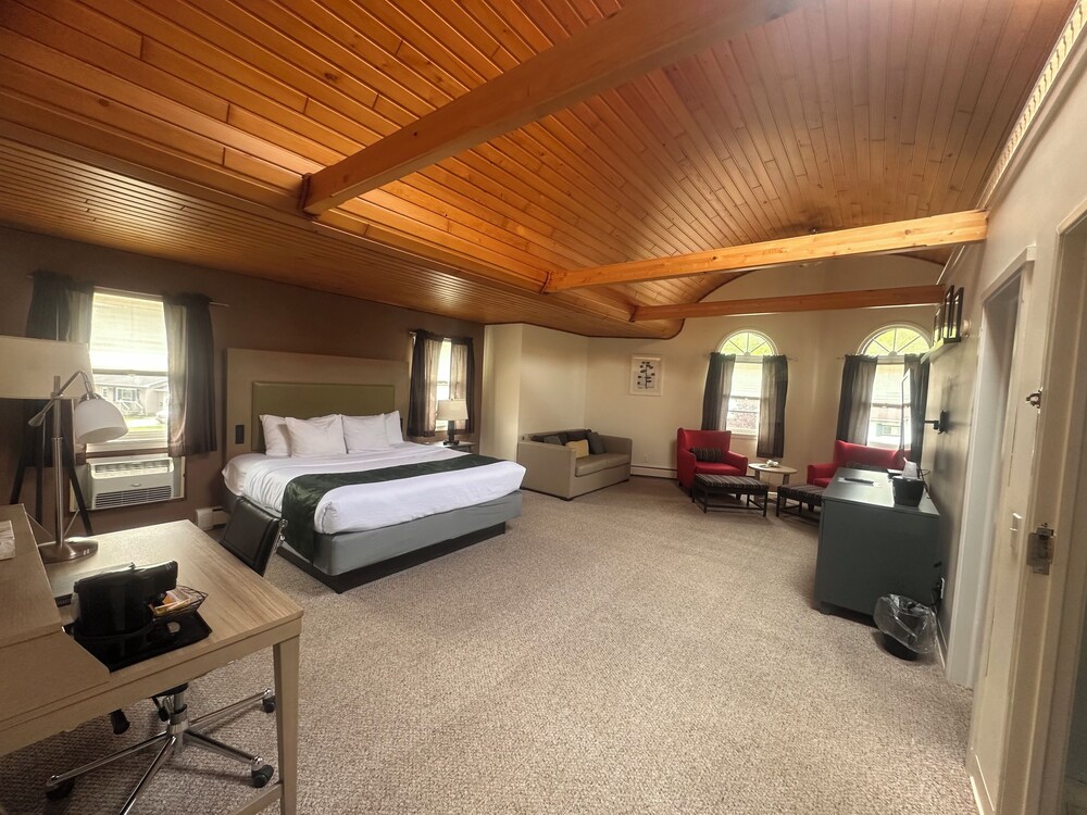 Honeymoon, Suite, King Bed, Sofa, Pictured Rocks Inn & Suites 2/5