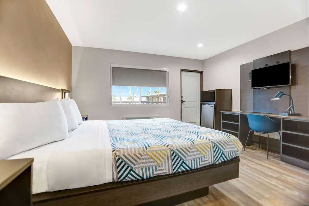 STANDARD, QUEEN BED