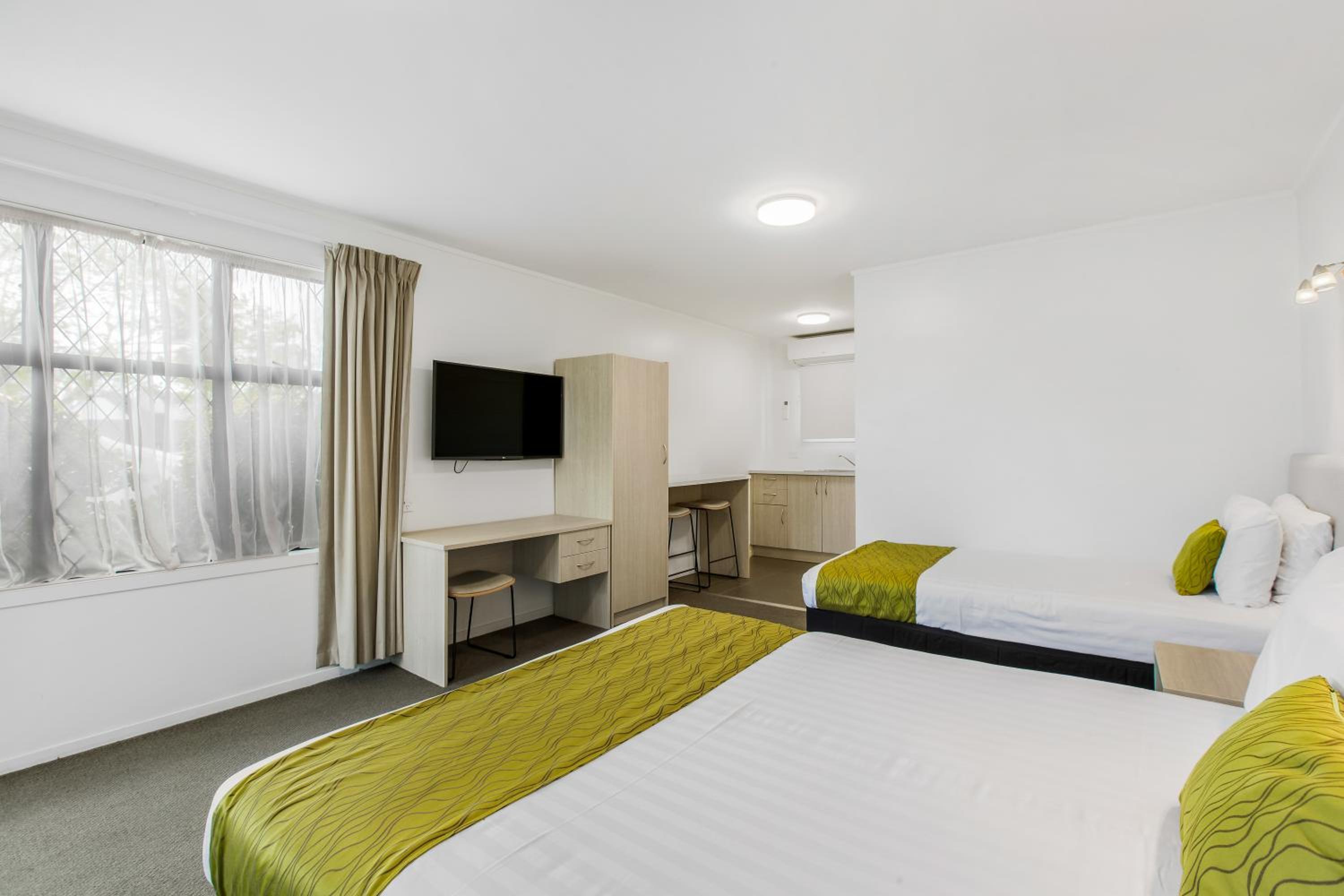Motel, Studio