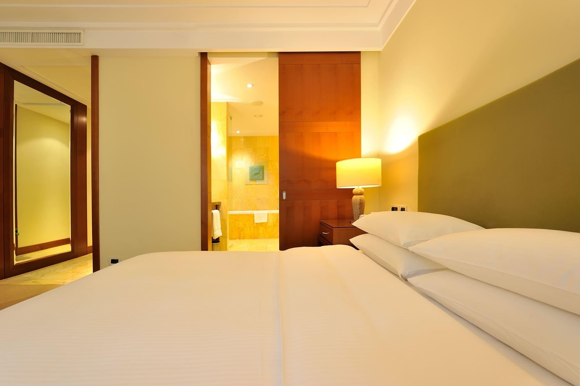Deluxe, Double Bed