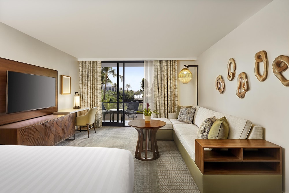ROOM, KING BED, PARTIAL OCEAN VIEW, SOFA
