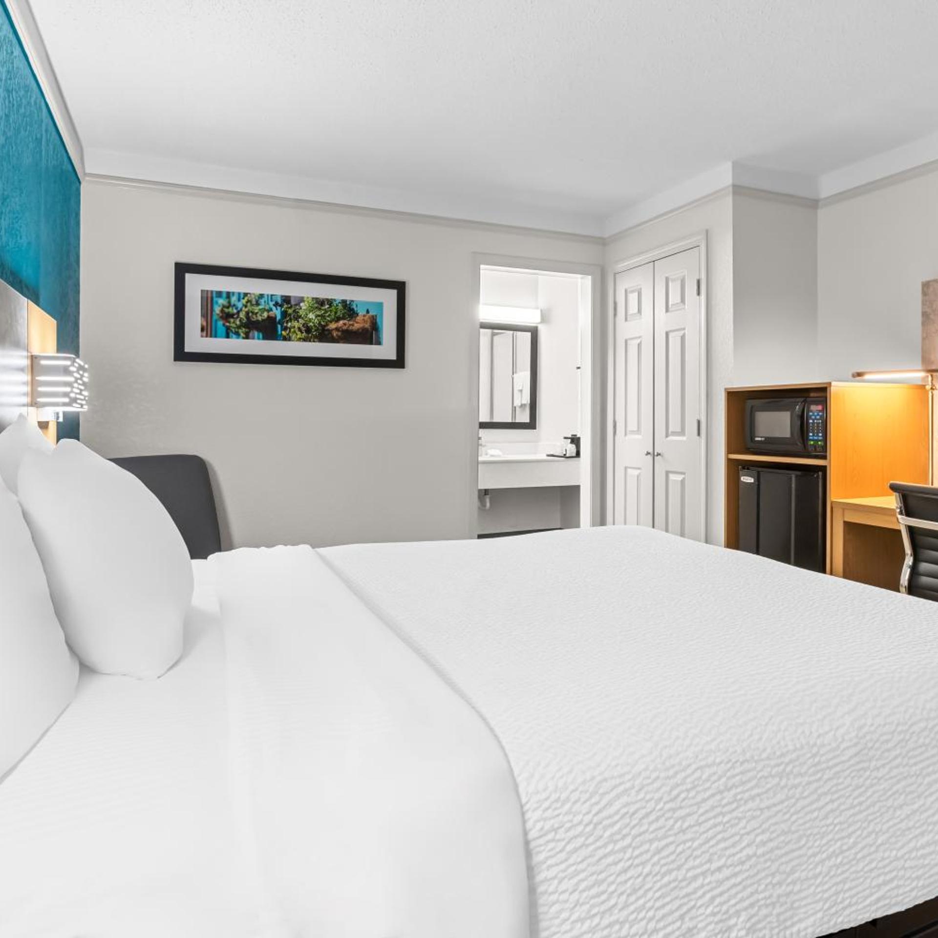 غرفة بسرير كوين بإطلالة على المسبح، Quality Inn Slidell I-10 4/6