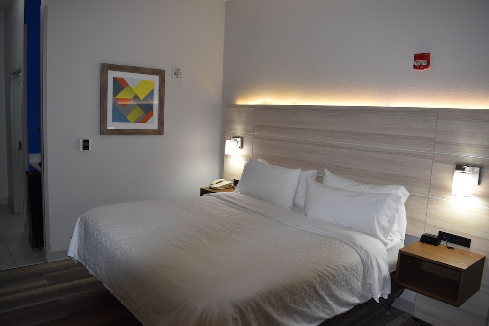 Holiday Inn Express Hotel Suites Mcpherson 27/64