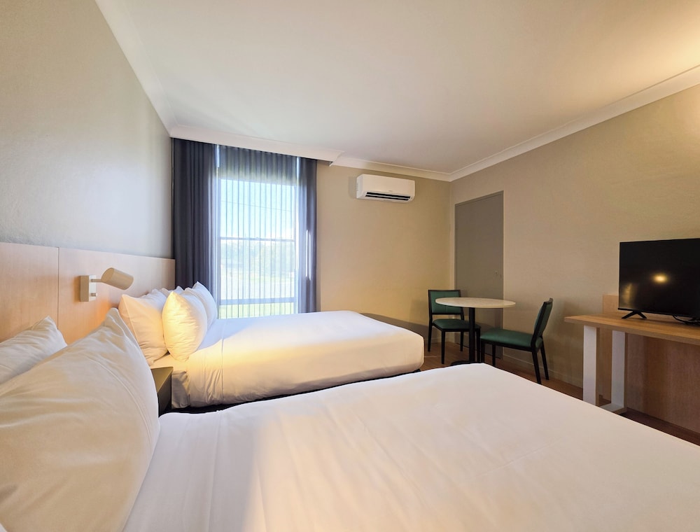 EL TORO MOTOR INN 22/56