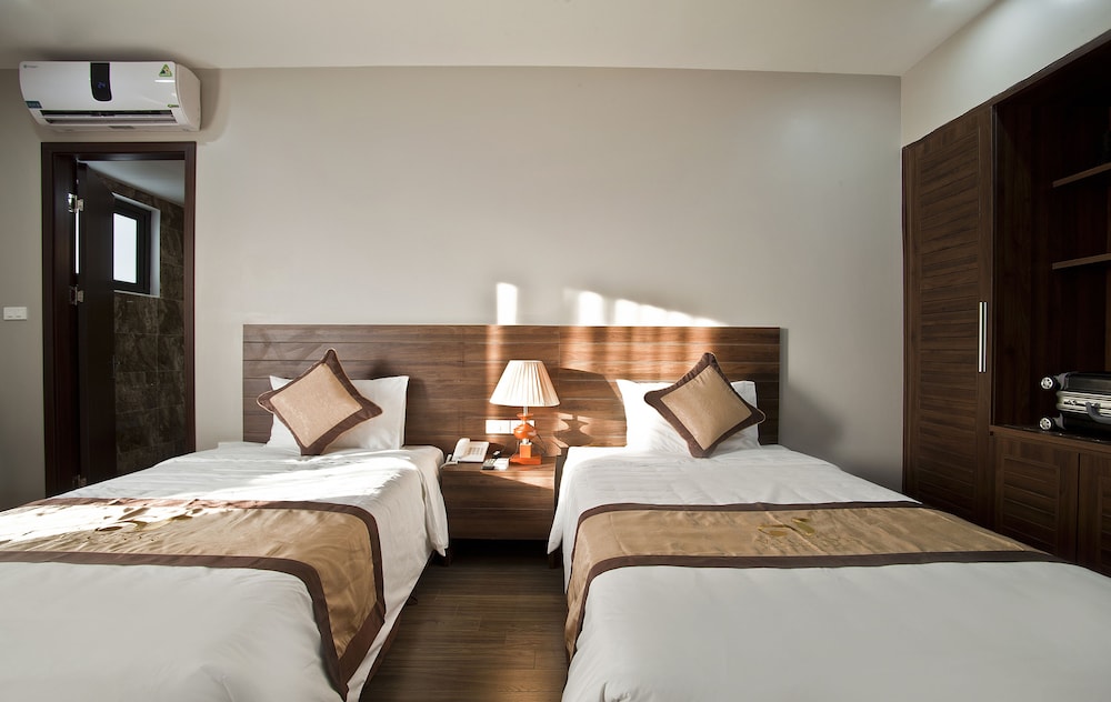DELUXE, DOUBLE OR TWIN BED