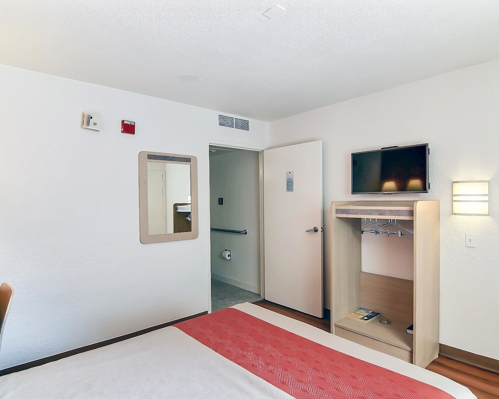 Motel6 Palmdale, CA 40/60