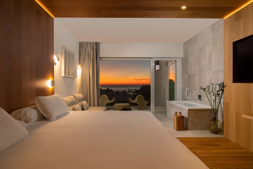 LEIRO, SUITE, KING BED, PARTIAL SEA VIEW