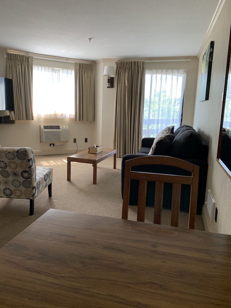 Coachman Inn Suites 50/64