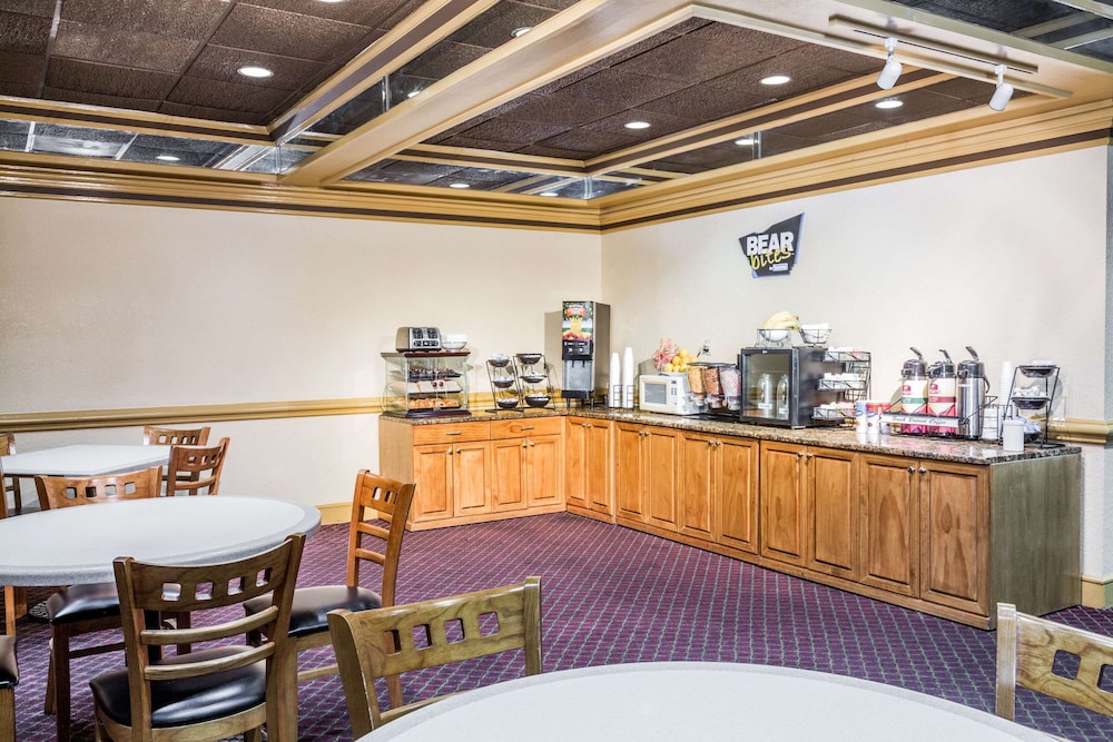 Travelodge By Wyndham Deltona 28/48