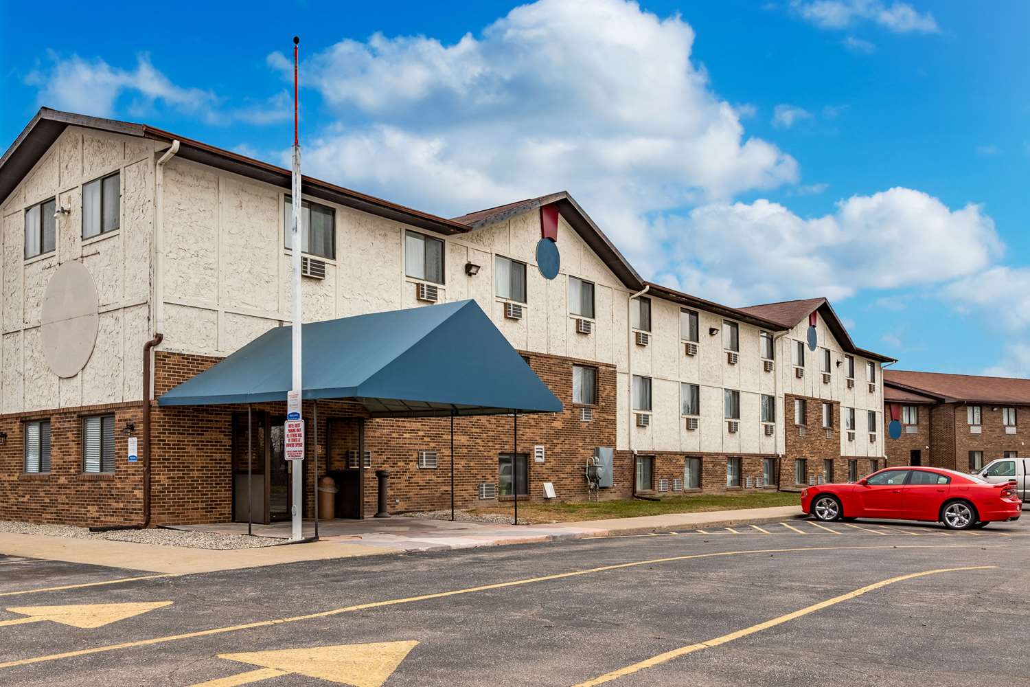 Econo Lodge Inn & Suites Auburn, MI 18/19