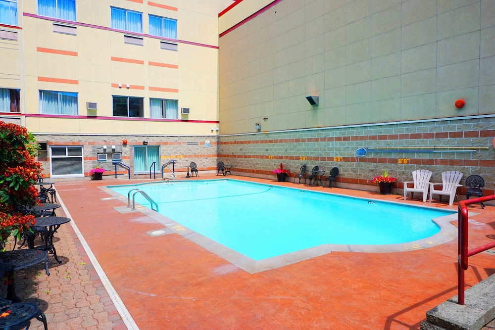 Red Lion Inn & Suites 43/69