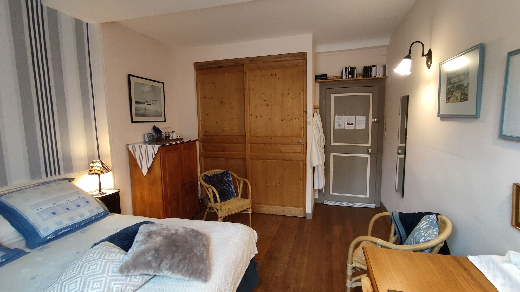 ROOM, DOUBLE BED
