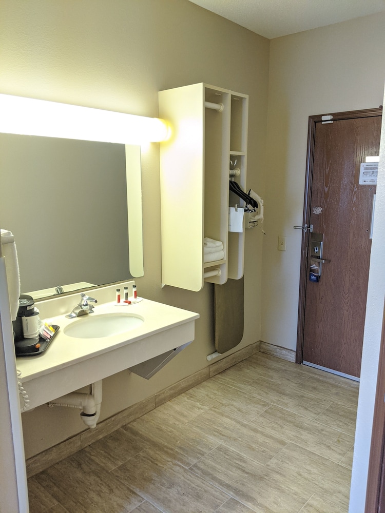 Baymont by Wyndham Rockford 12/36