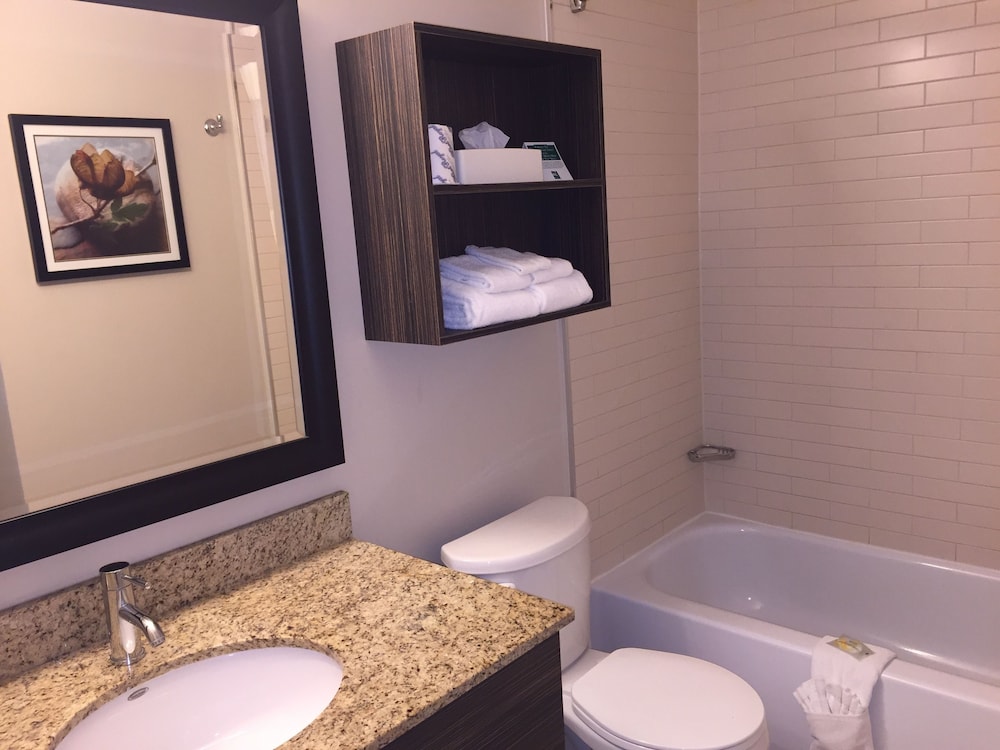 Quality Inn & Suites P.E. Trudeau Airport 24/26