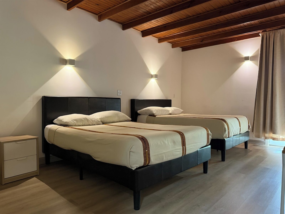 STANDARD, 2 QUEEN BEDS