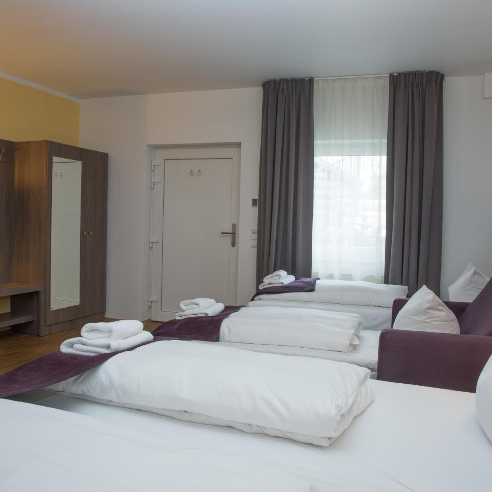 ROOM, QUADRUPLE