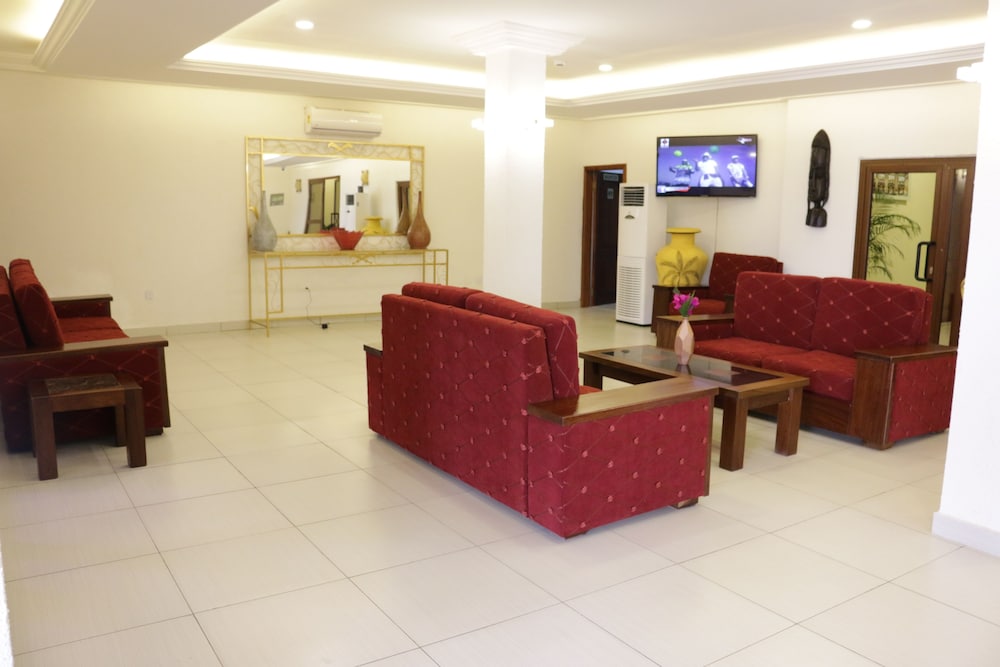 Coconut Grove Sakumono Hotel 15/18
