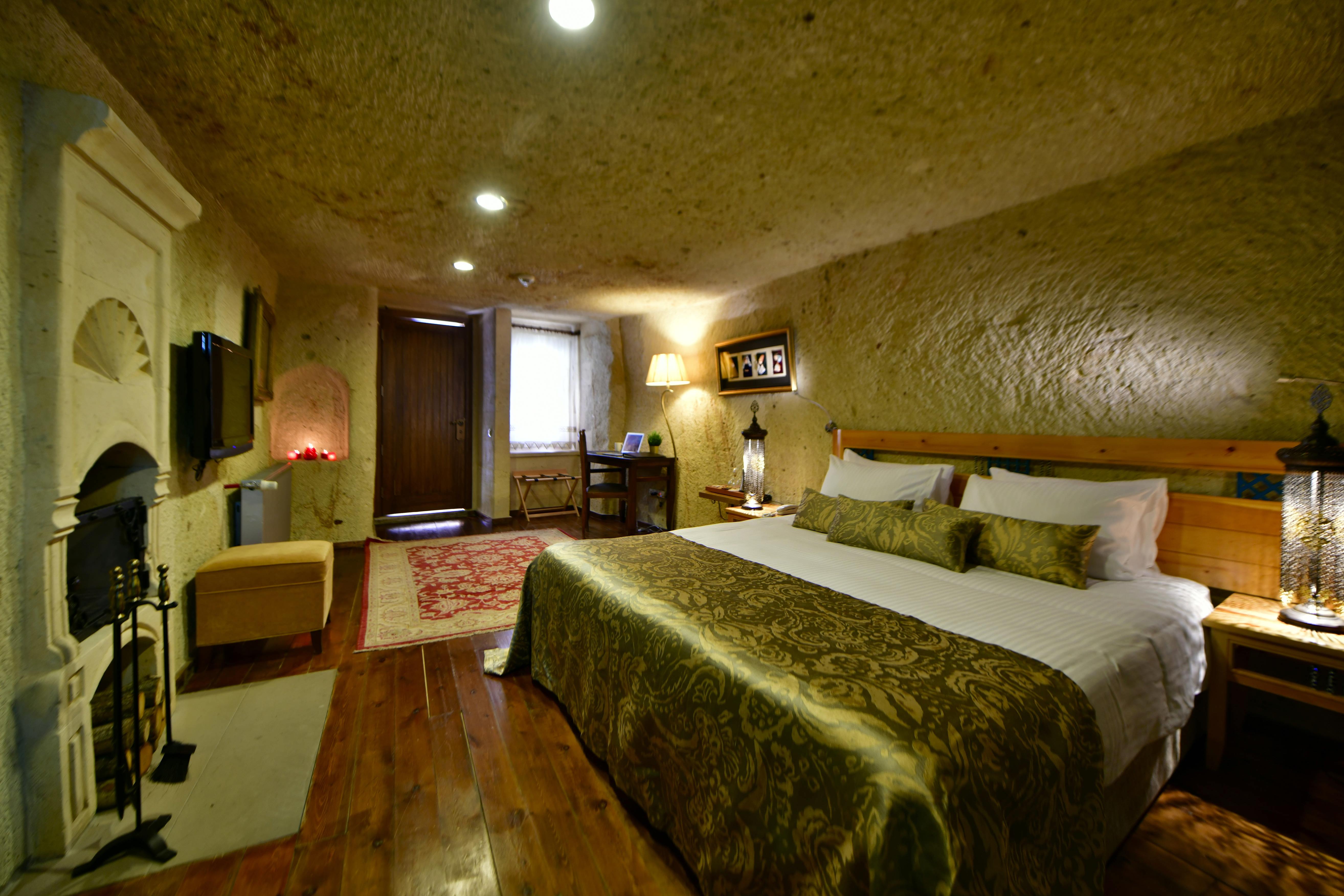 Cave, Double Bed