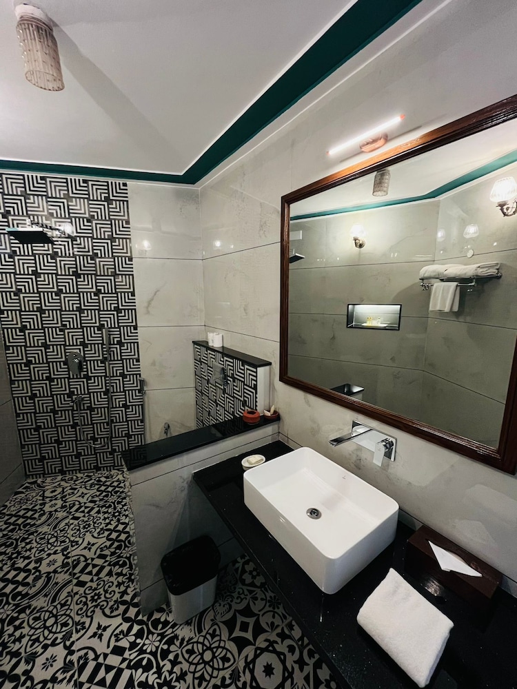 Shikarbadi Hotel 48/50