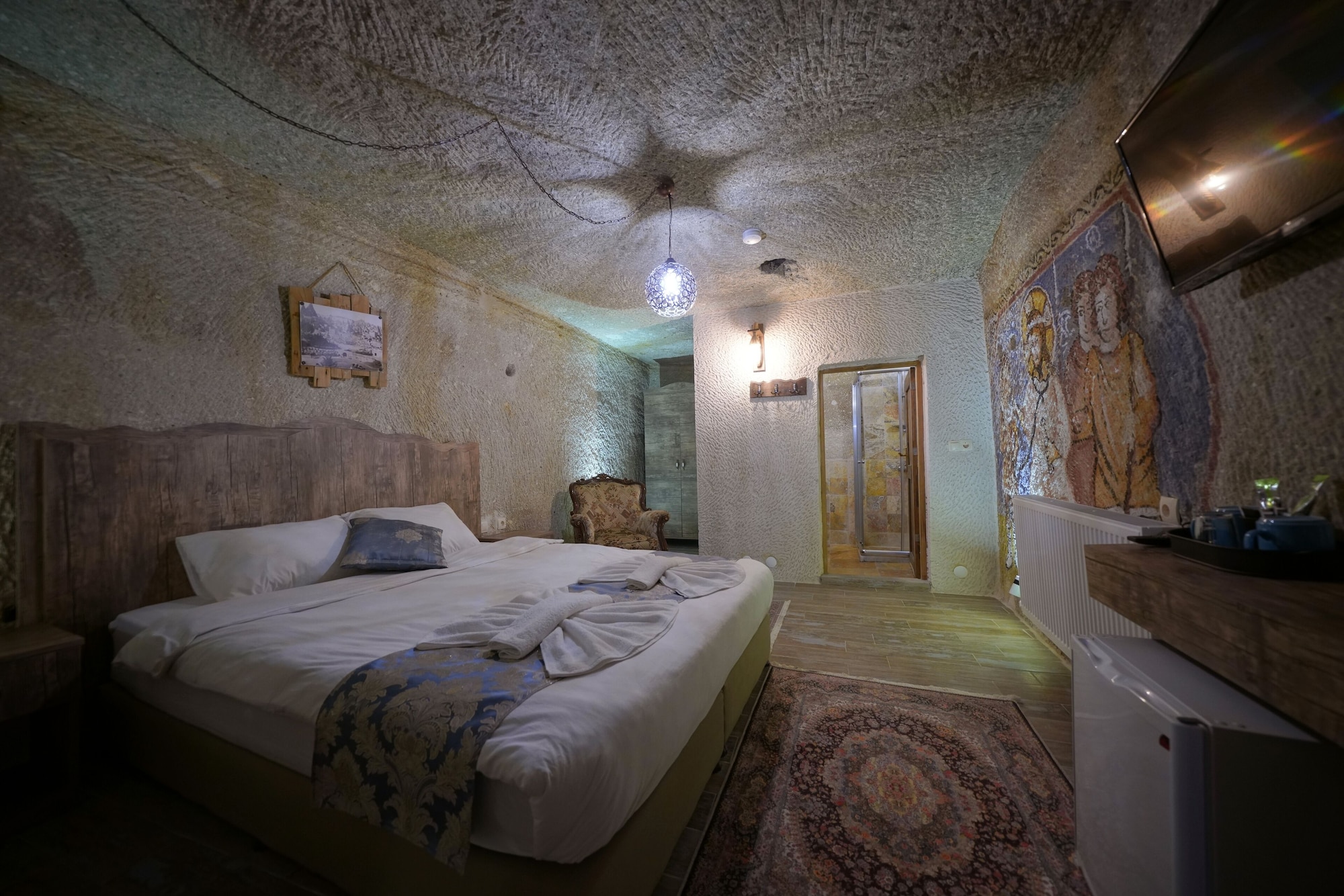 CAVE, DELUXE