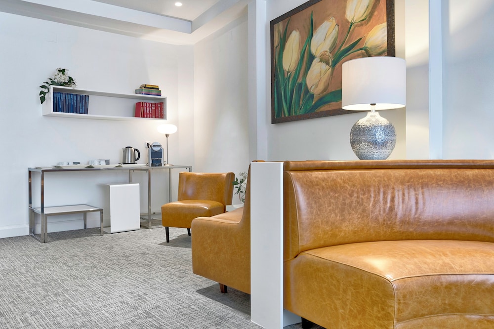 Bonanova Suite 8/58