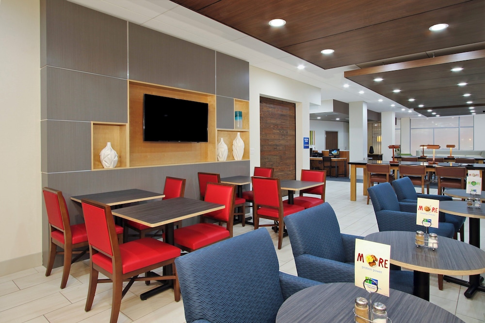 Holiday Inn Express And Suites Katy 48/54