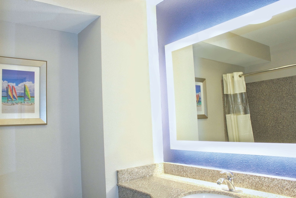 La Quinta Inn & Suites By Wyndham NE Long Beach/Cypress 32/51