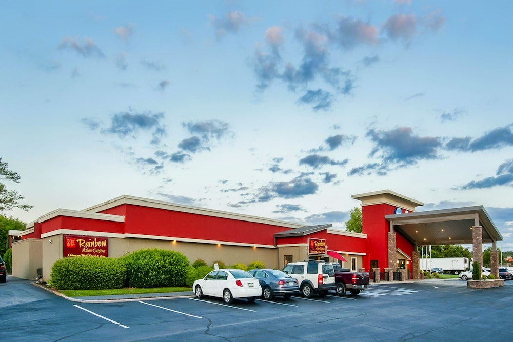 Days Inn & Suites by Wyndham Johnson City 31/36