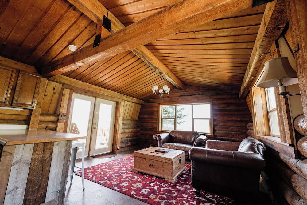 Chico Hot Springs Resort 24/50