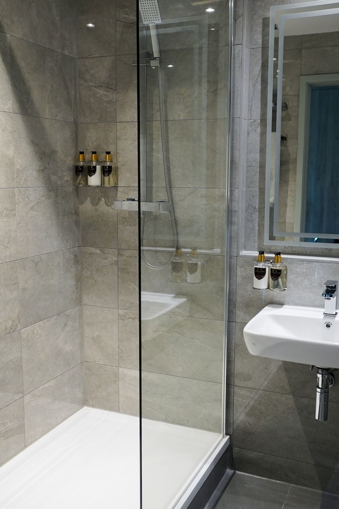 De Vere Cotswold Water Park 66/68