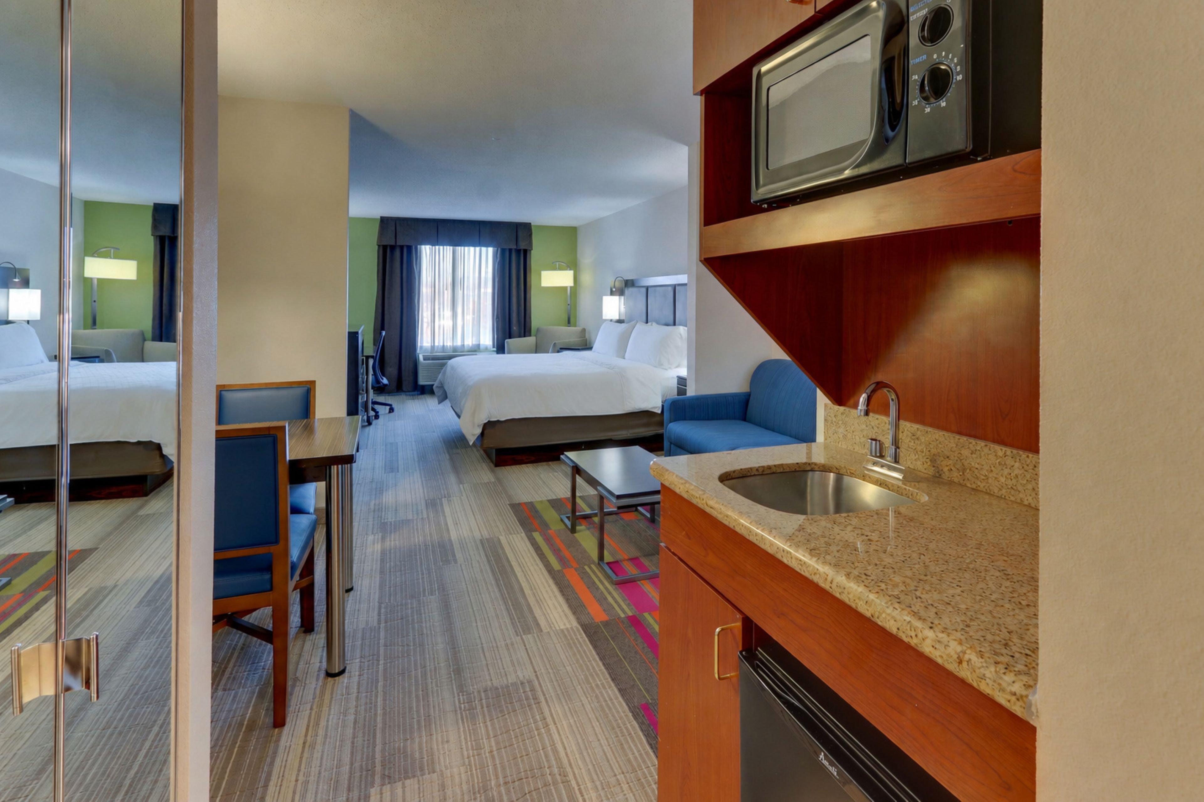 Holiday Inn Express & Suites Dayton-Centerville by IHG 50/52