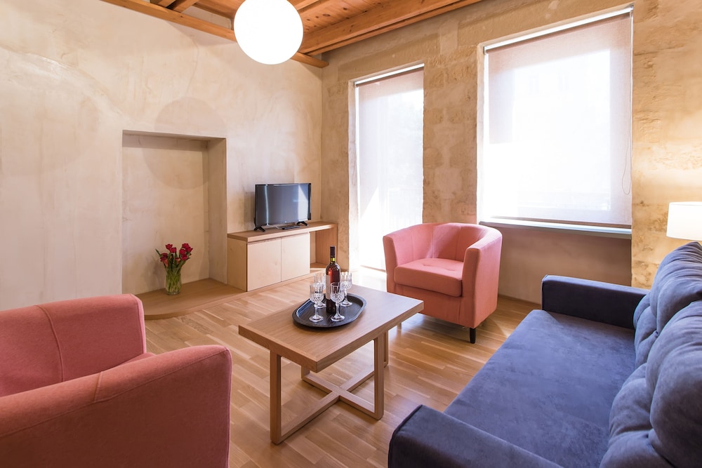 Polixenys Suites 25/46