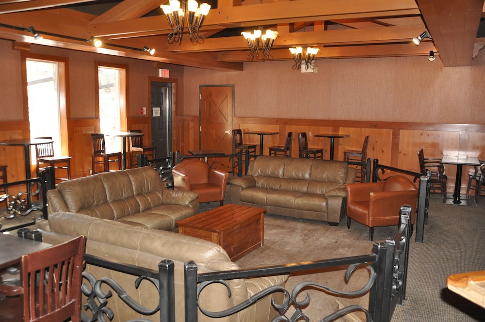 Twin Pine Inn & Suites 14/45
