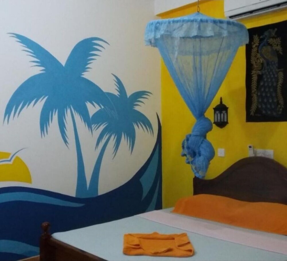 Malika's Yellow House 9/40