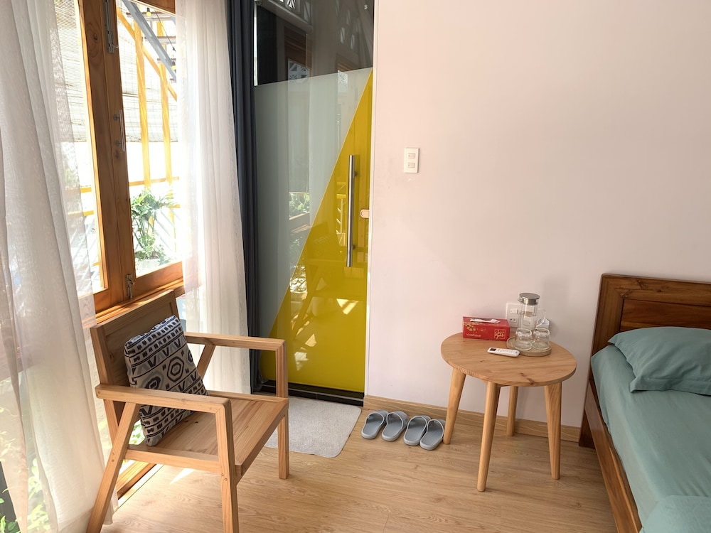 Yellow House Boutique 24/34