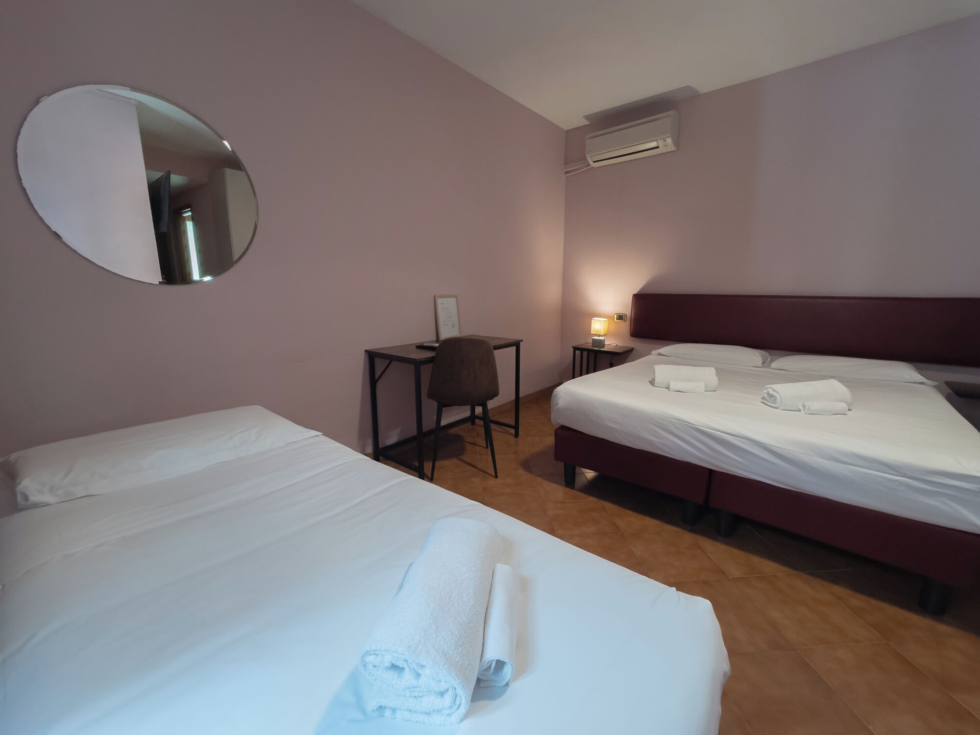 ROOM, DOUBLE OR TWIN BED