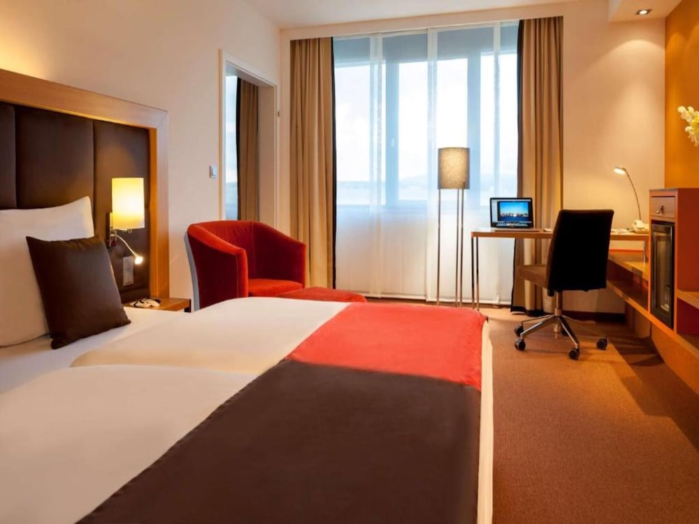 Sunday Hotel Main Taunus Frankfurt/Sulzbach 24/67