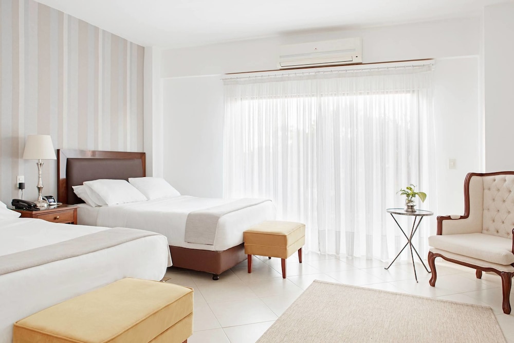 EXECUTIVE, 2 QUEEN BEDS