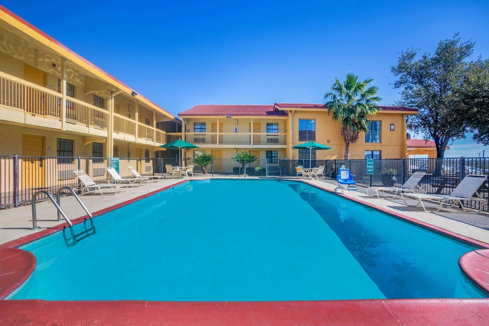 Super 8 by Wyndham Eagle Pass 1/41